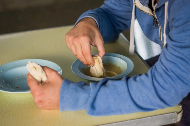 caritas-vaud-sdf-repas-sans-abri-homme-pain