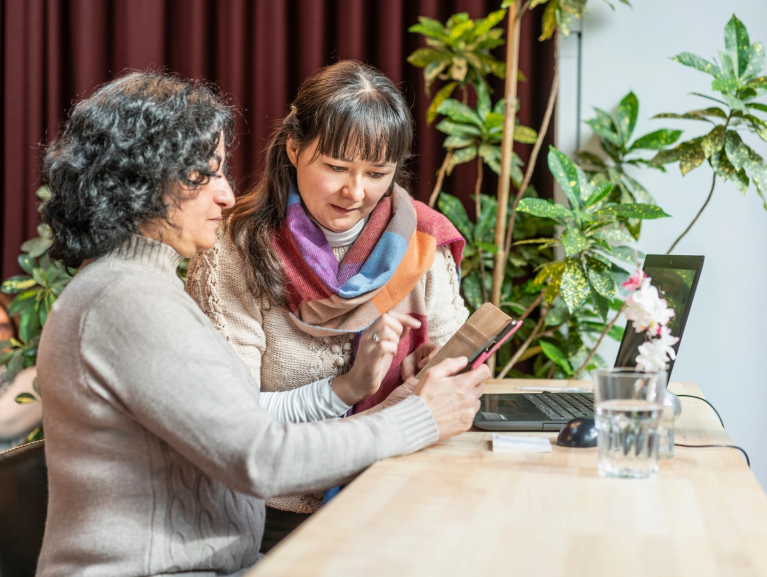 Digitale Unterstützung, digital, Computer, Laptop, Tablet, Smartphone, Mobiltelefon, Handy, Bildung, Computerkurs, Digi-Treff, Migranten