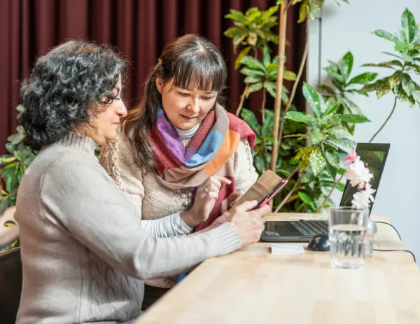 Digitale Unterstützung, digital, Computer, Laptop, Tablet, Smartphone, Mobiltelefon, Handy, Bildung, Computerkurs, Digi-Treff, Migranten